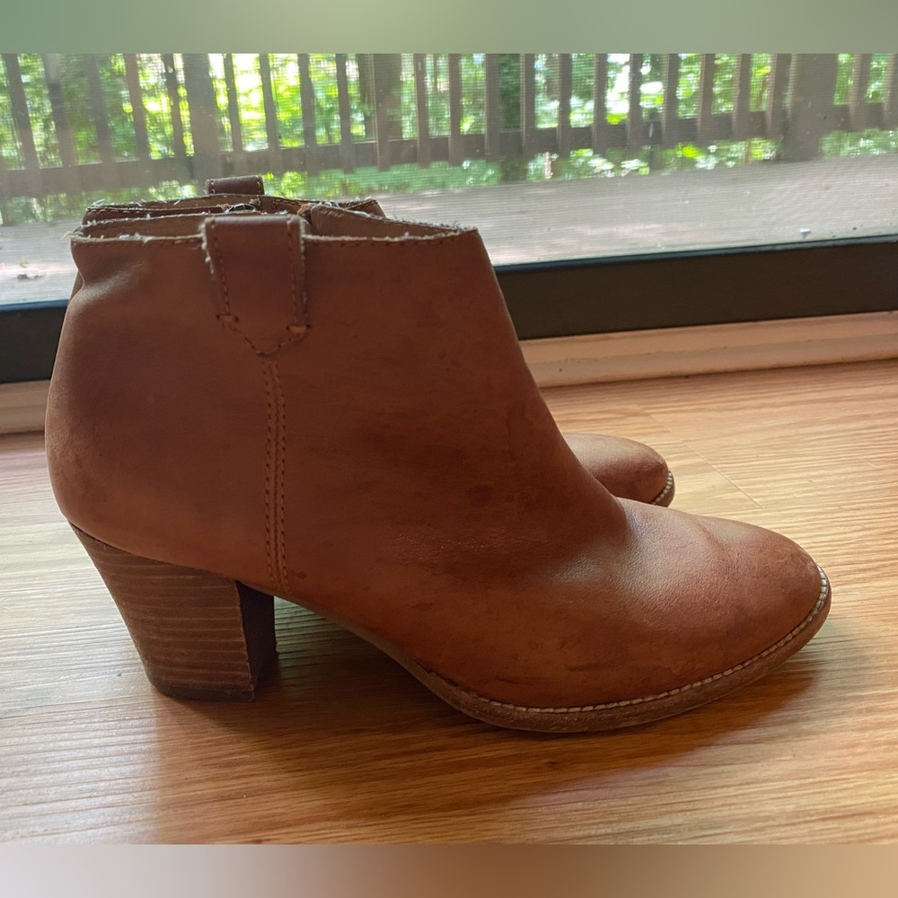 Leather ankle booties with heel.